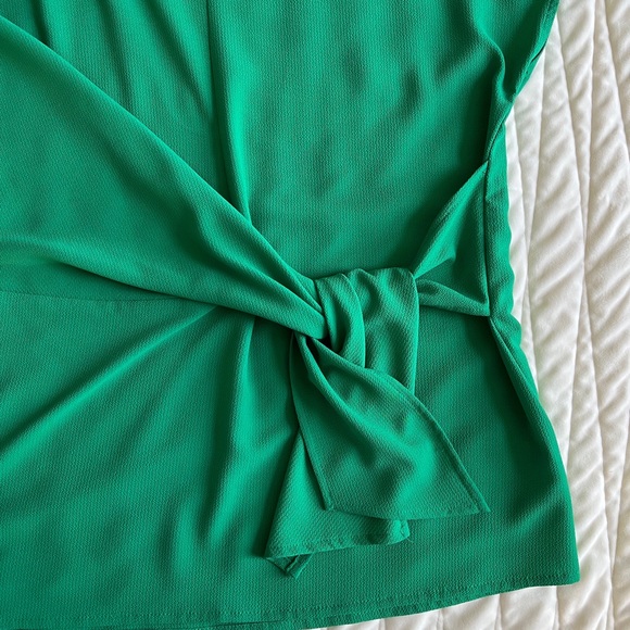 Gibson Tie Waist Short Sleeve Blouse in Green Size Medium - Picture 7 of 8